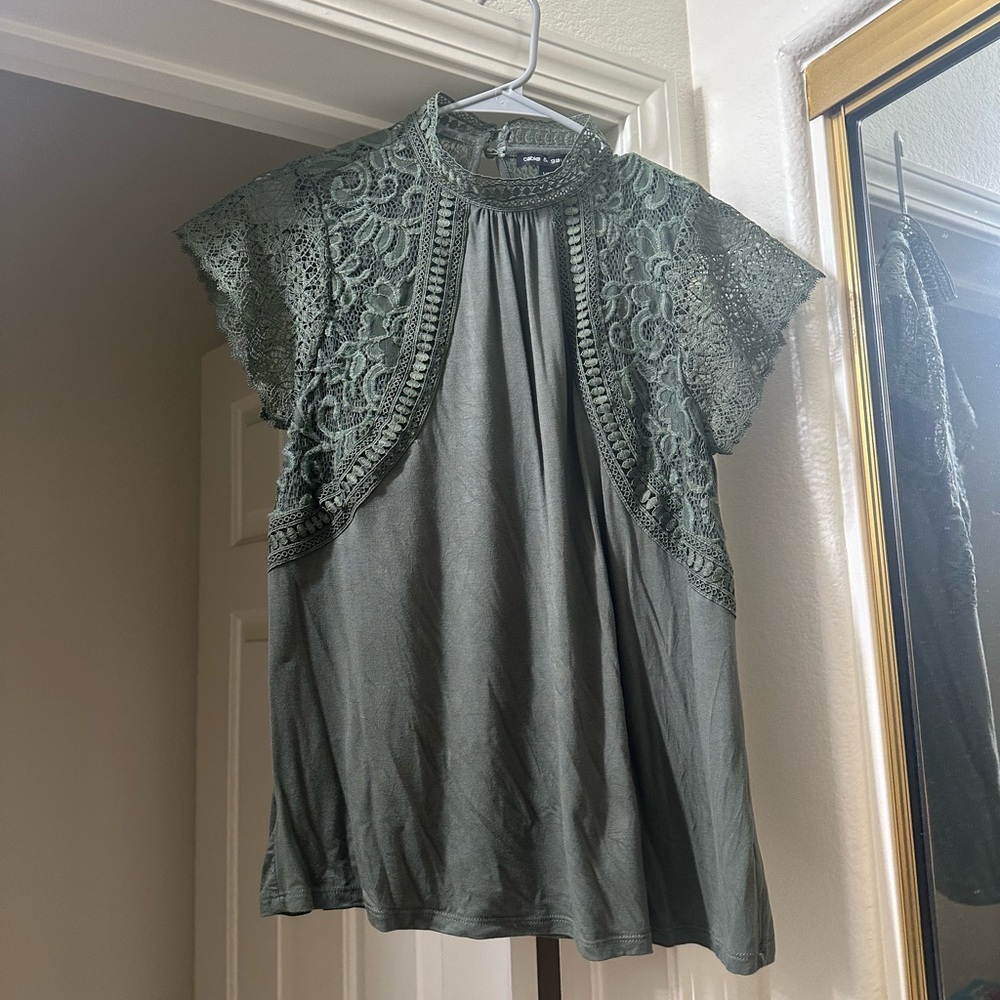 Women’s Hunter Green Lace Detail Short Sleeve Top